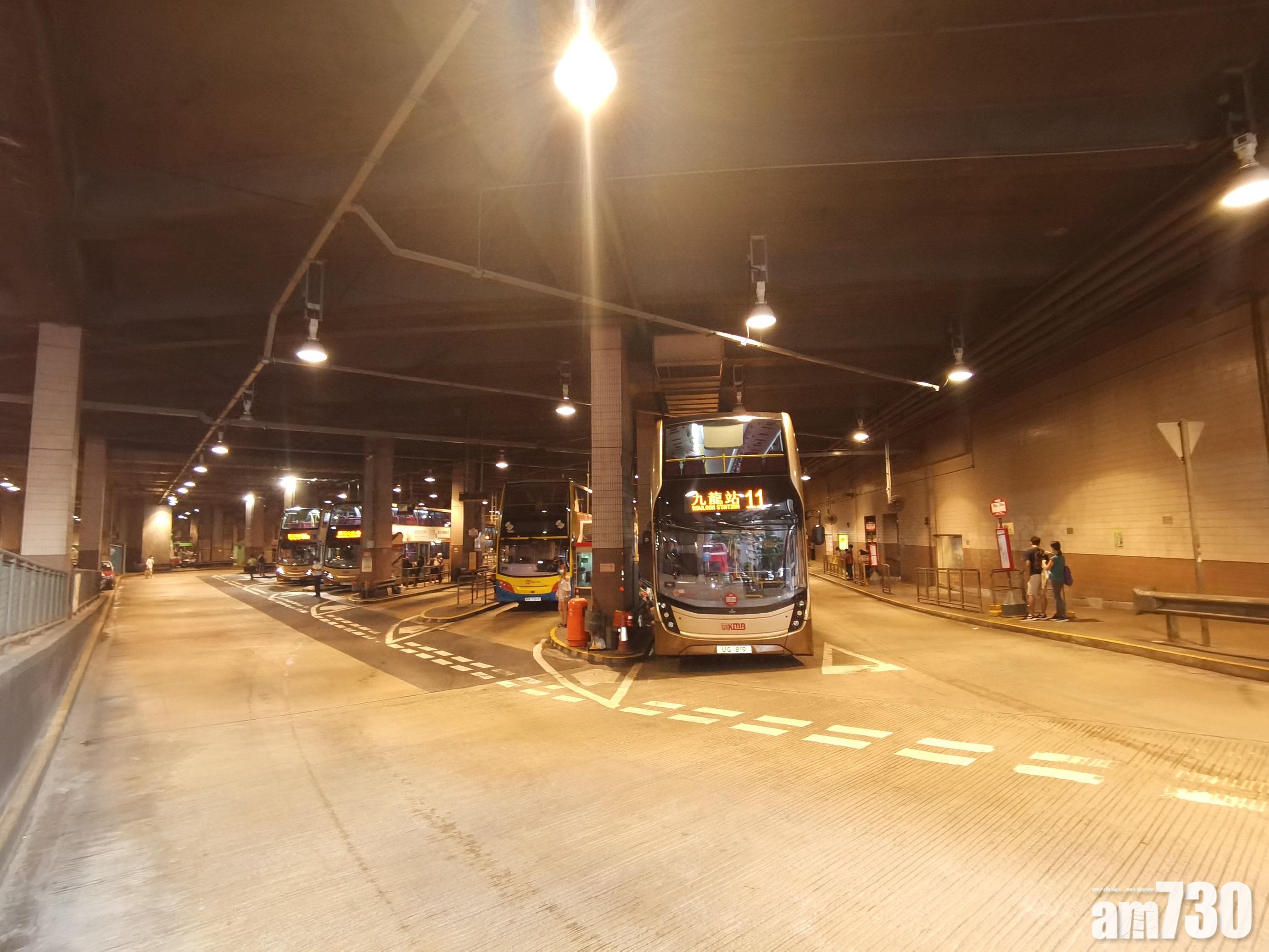 對面的荷里活廣場設大型交通總匯。