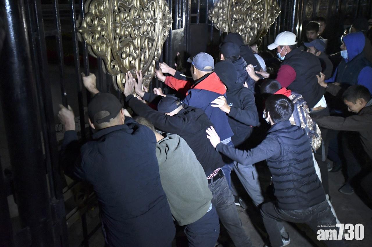 入夜後,部分示威者試圖衝擊國會大樓,警方發射水砲、震撼彈及催淚彈驅散。(AP)