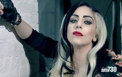 Lady Gaga於早前已經嘗試過黑白色的對半染。