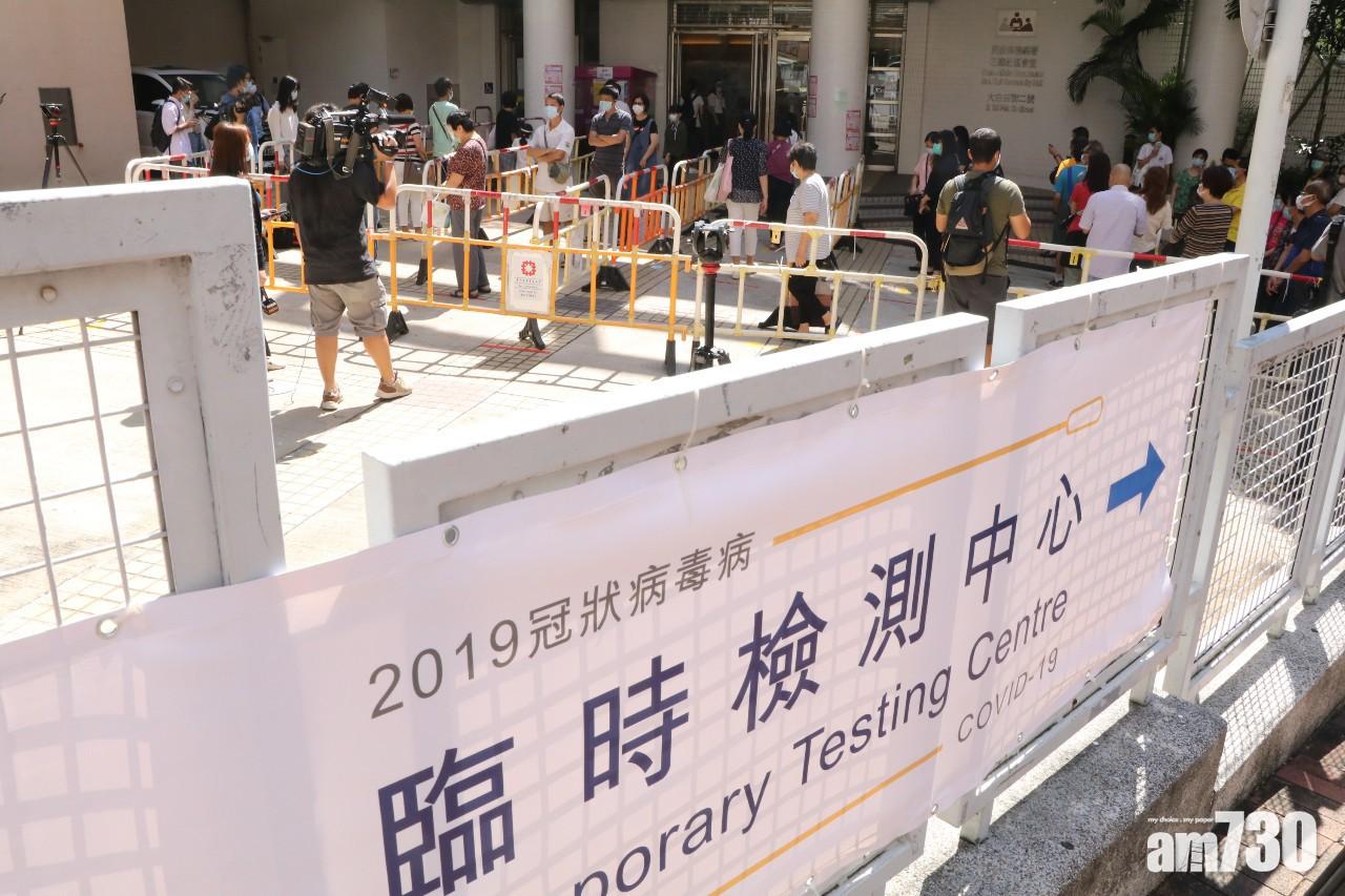 一批市民在葵青臨時檢測中心外輪候。(林俊源攝)