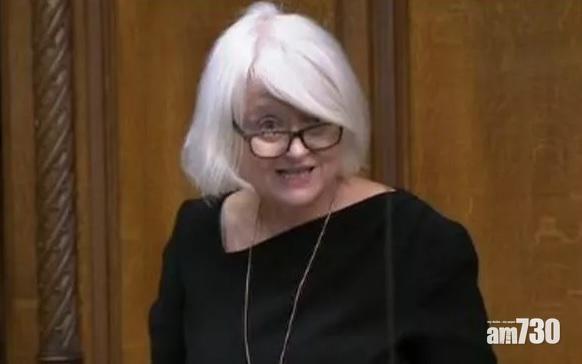 英國工黨女議員麥克多諾用口罩抹眼鏡,引發網民海量負評。(互聯網)