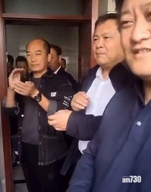 圍觀者鼓掌。(互聯網)