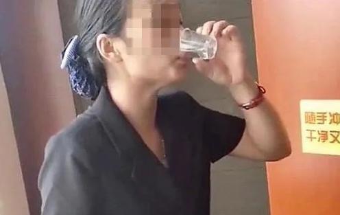 清潔員將廁坑水一飲而盡。(互聯網)