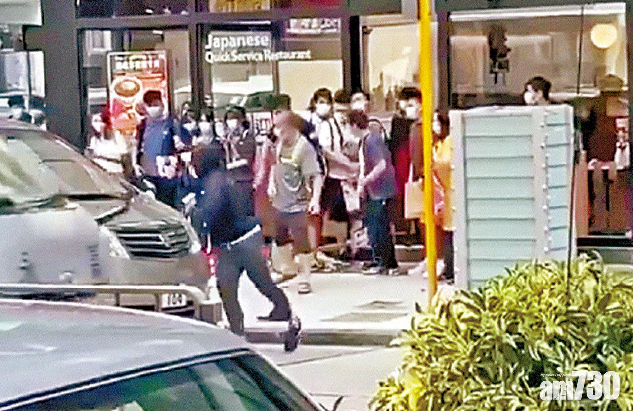 賊人登七人車離開。
