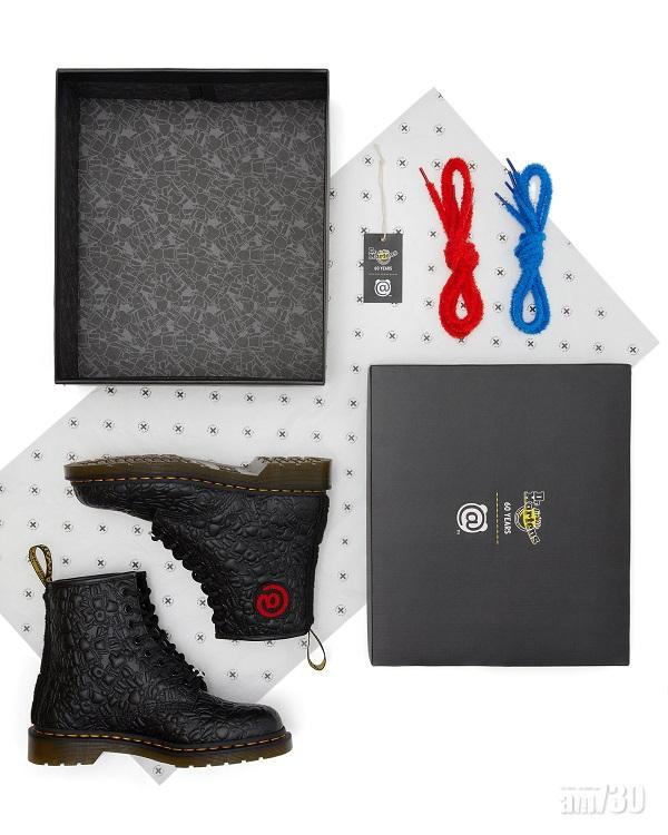 靴身向Be@rbrick熊致敬,並飾上絨面襯裡和紅色和藍色鞋帶。