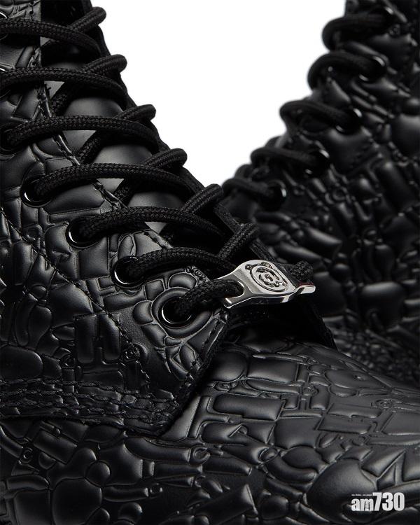 經典標誌印在凹凸的鞋面上。