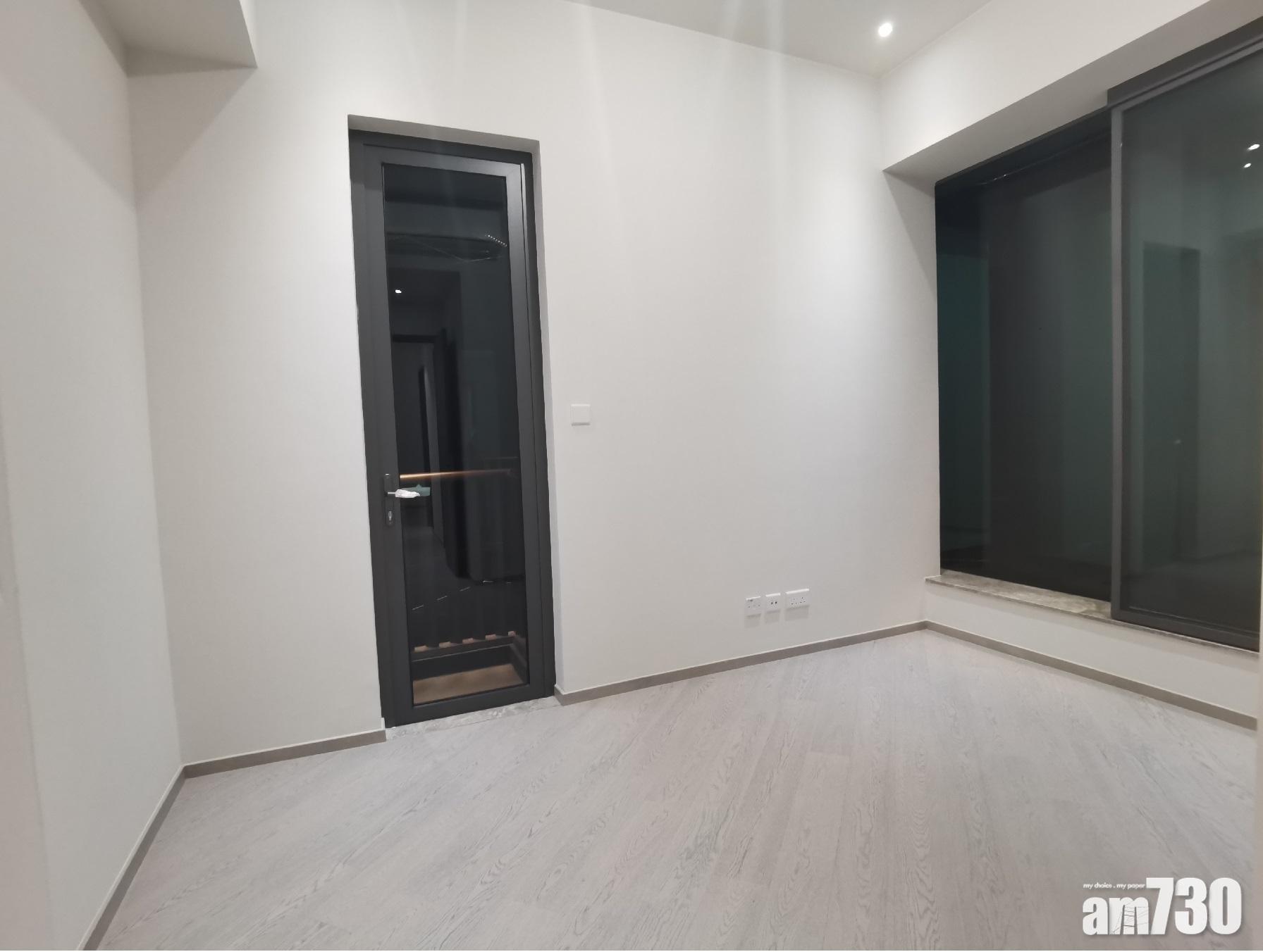 主人套房設大玻璃窗,方便采光及觀景,更有門可通往工作平台,更預留長近10呎擺放衣櫃位。