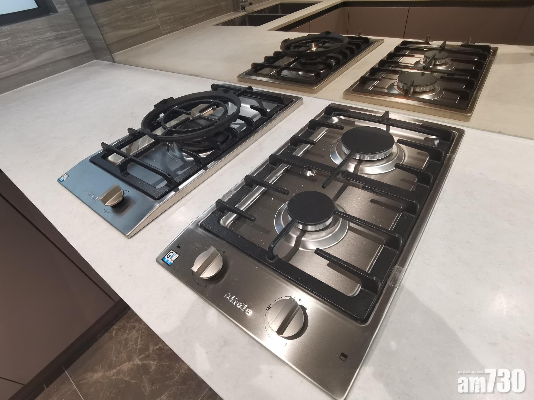 廚房設包括崁入式微波焗爐、雪櫃連冰箱、雙頭煤氣煮食爐及纖巧型抽油煙機,全部均為德國Miele的產品。