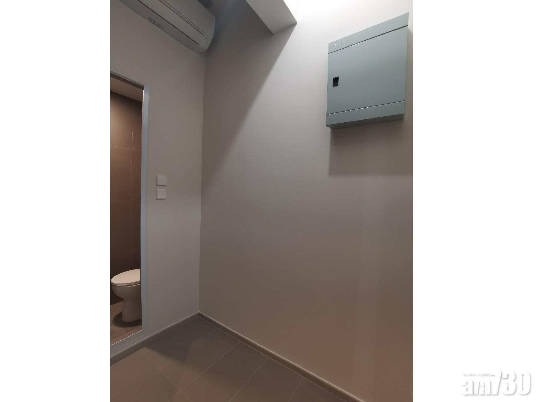 設於廚房內的長方型工人房及洗手間。