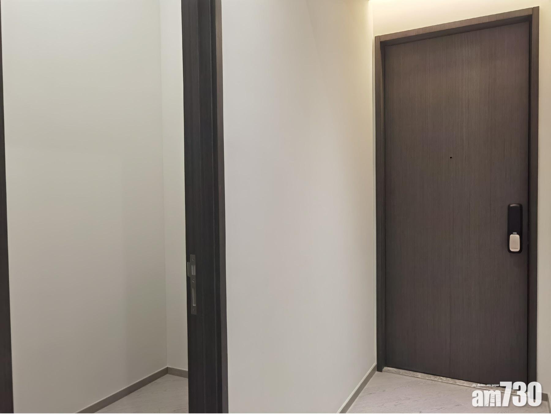 設於玄關旁的儲物室,方便放置雜物及珍藏物品,使室內更企理。