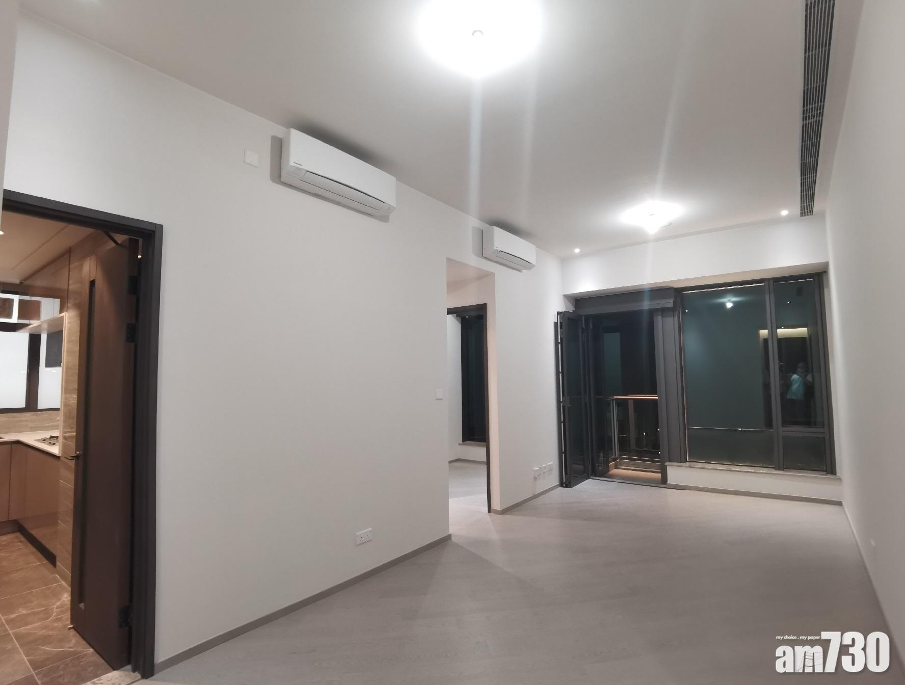 日字型客飯廳寬敞四正,打開客廳摺門直通露台。