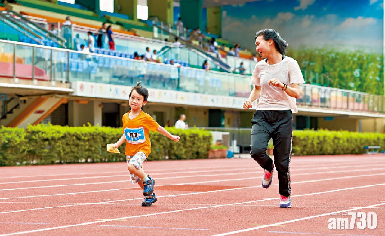 家長宜多抽空與子女一起運動。