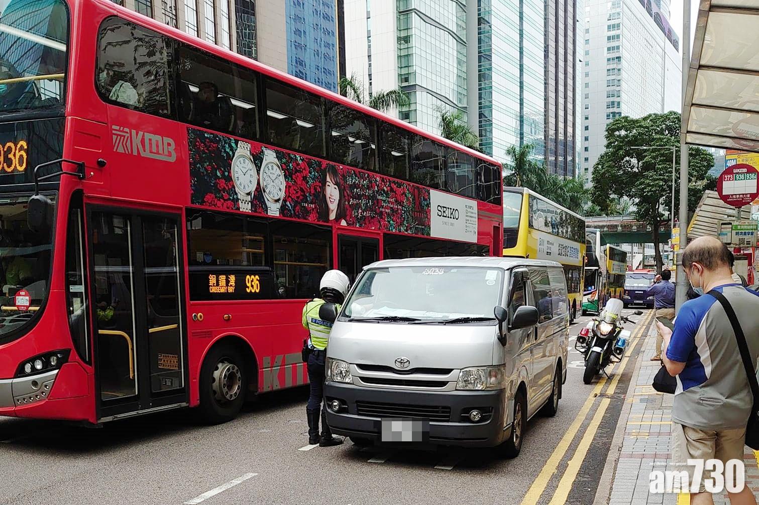有網民不滿警員要求客貨車駛往巴士站抄牌,阻礙巴士埋站。(FB群組「小心駕駛(討論別人同駕駛態度)」)