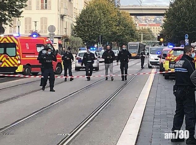 警方封鎖現場搜捕。(互聯網)