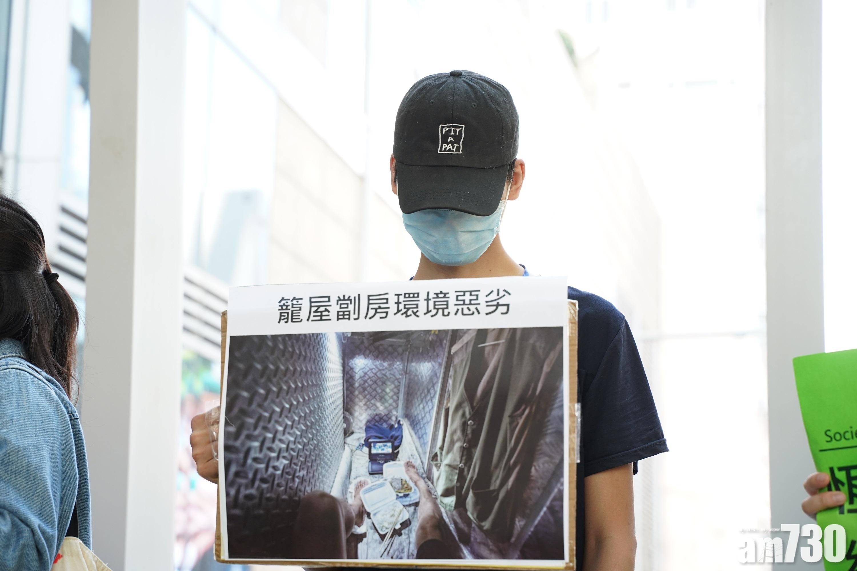 請願市民展示居住環境如何惡劣。(陳奕釗攝)