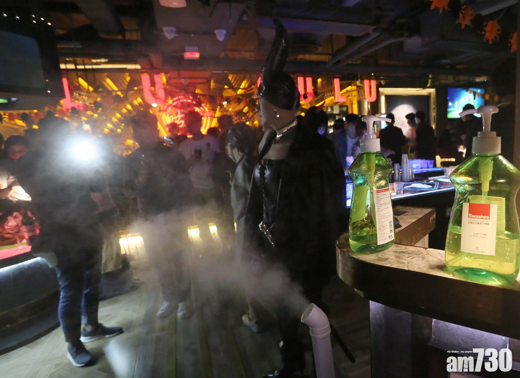 酒吧內提供酒精搓手液。(持牌酒吧會所聯會提供)