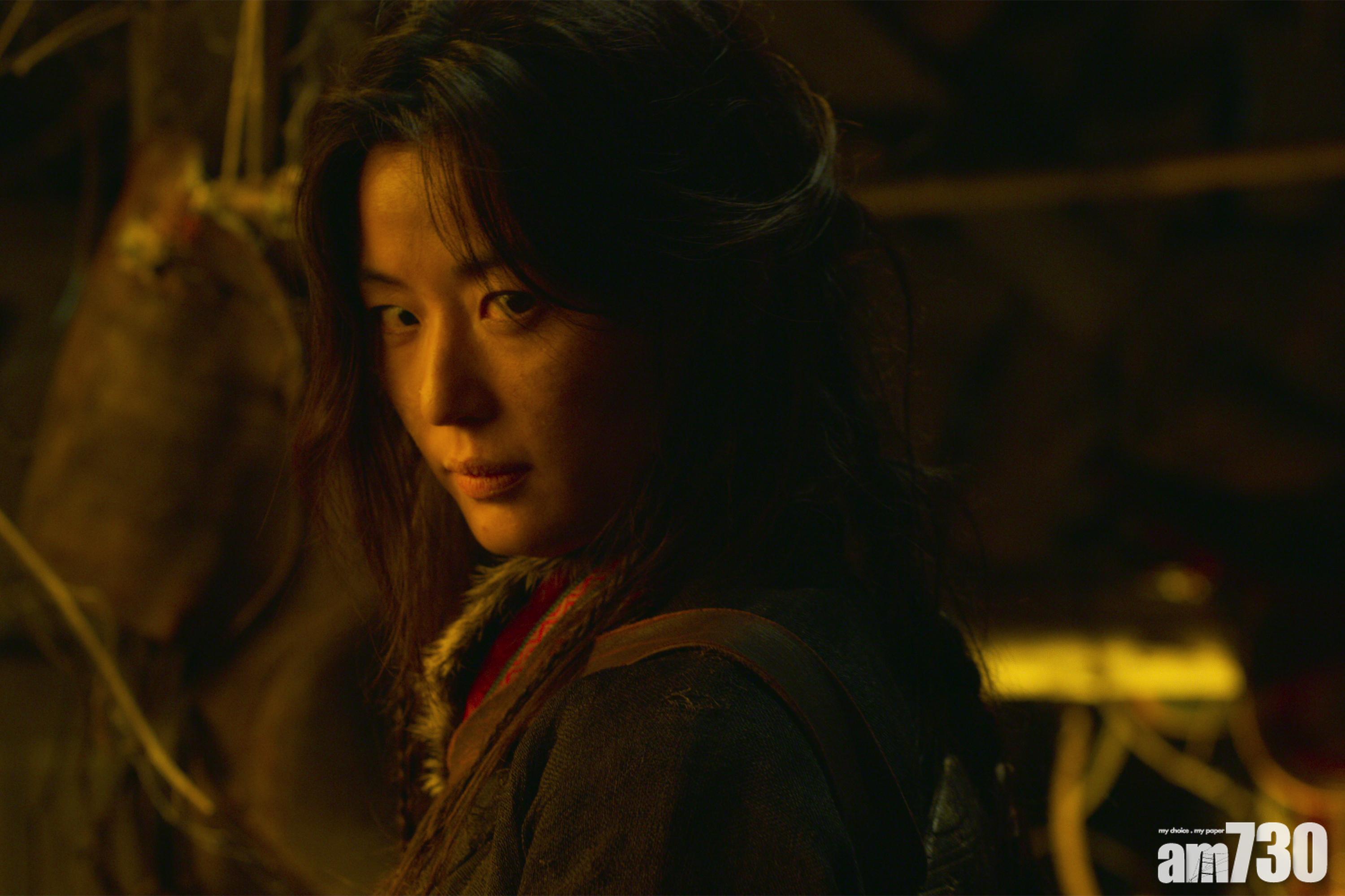 在第二季結尾回眸的全智賢將主演《屍戰朝鮮:雅信傳》。(Netflix劇照)