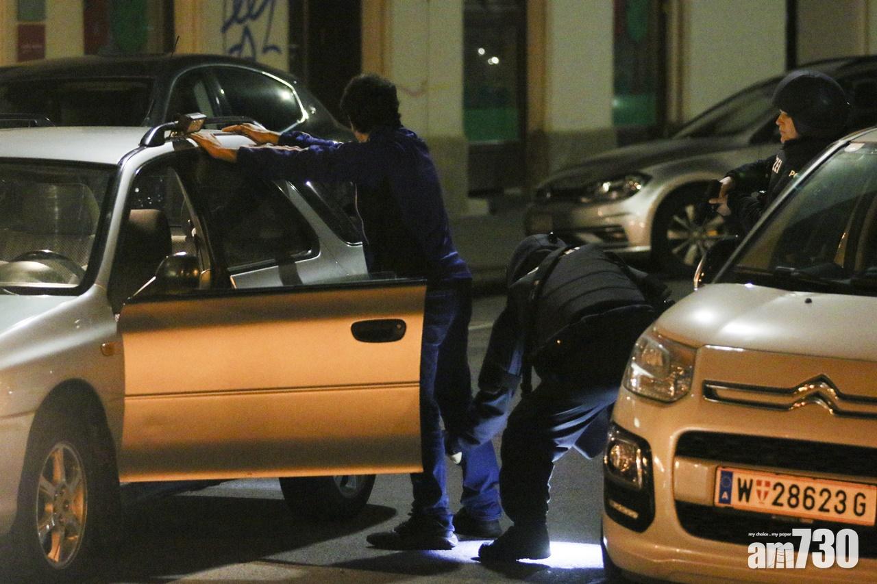 槍擊發生後,大批持槍警員封鎖現場,在附近一帶搜查可疑人物。(AP)