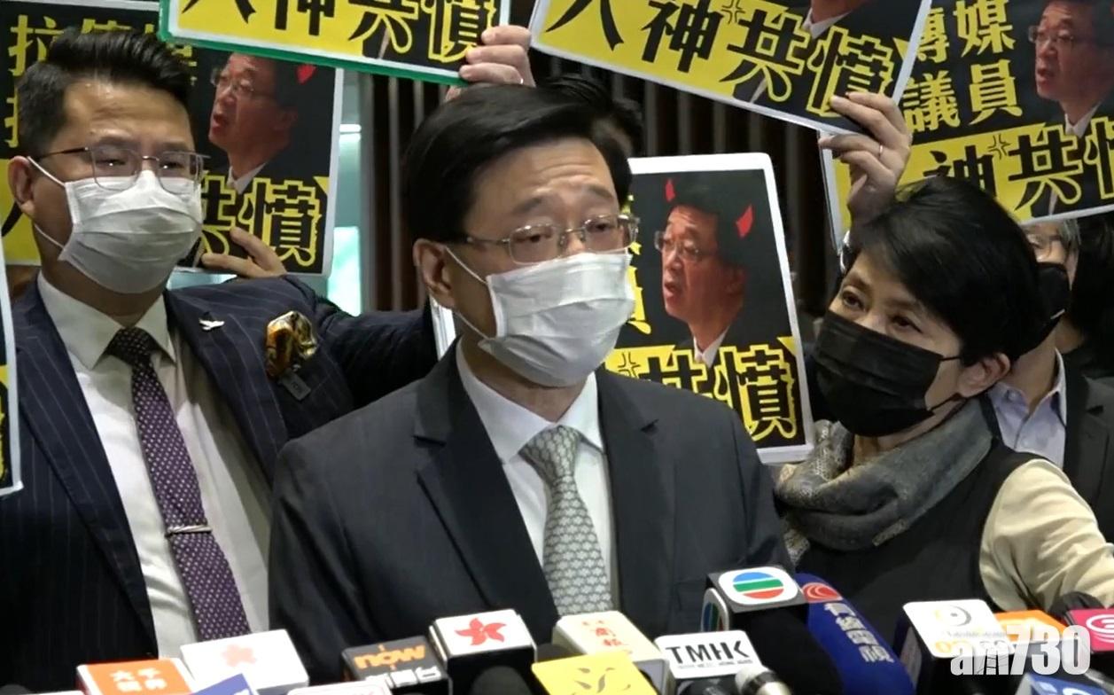 李家超稱警方今次拘捕蔡玉玲方式與其他投訴案件一致。(直播截圖)