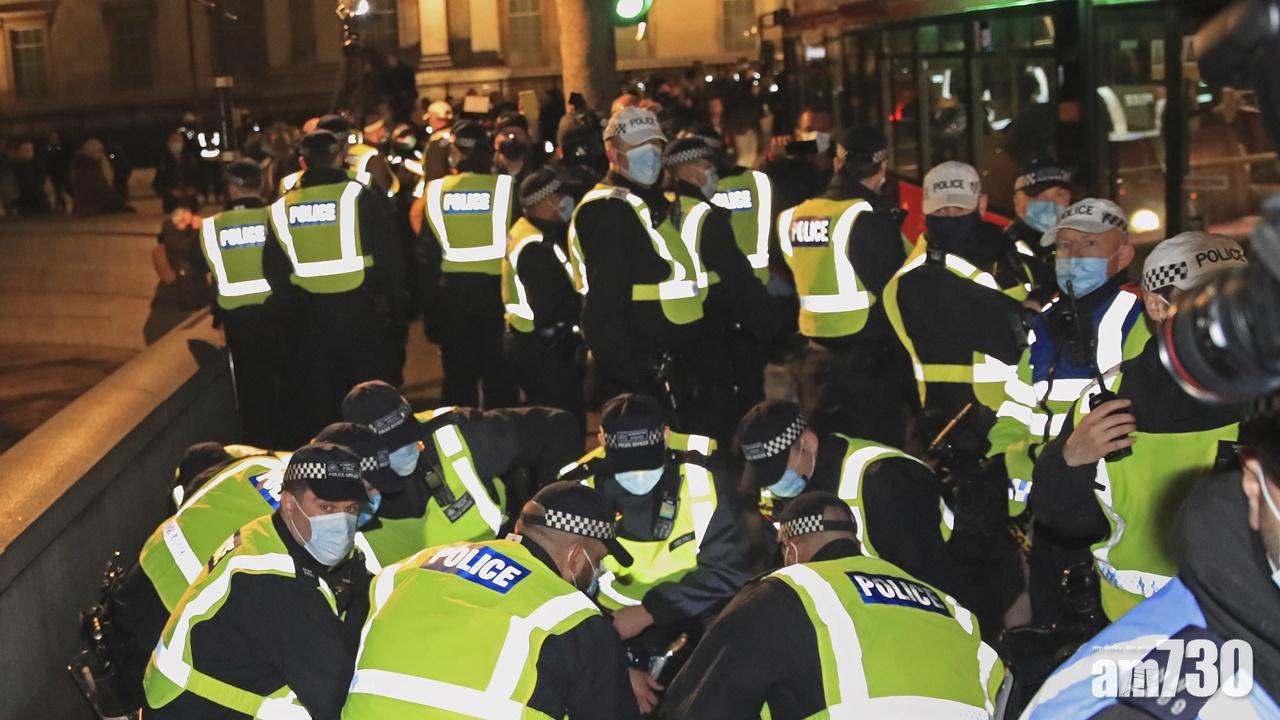 英格蘭地區封城首晚。倫敦逾百人上街違限制被捕。(AP)
