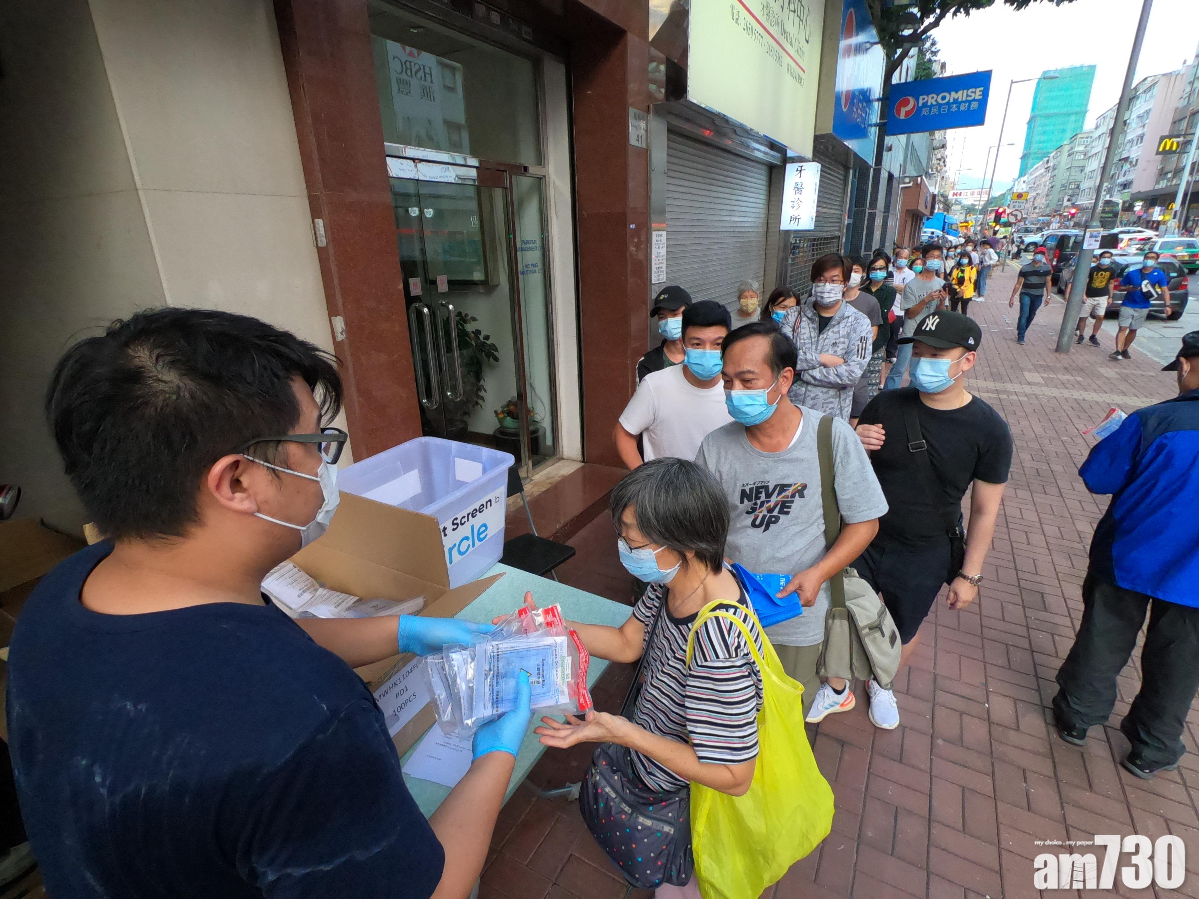 大批市民到場領取樣本樽。(鍾式明攝)