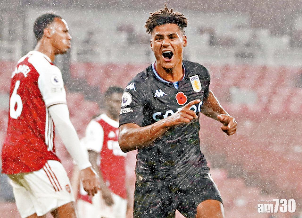 屈堅斯為維拉兩破兵工廠大門。