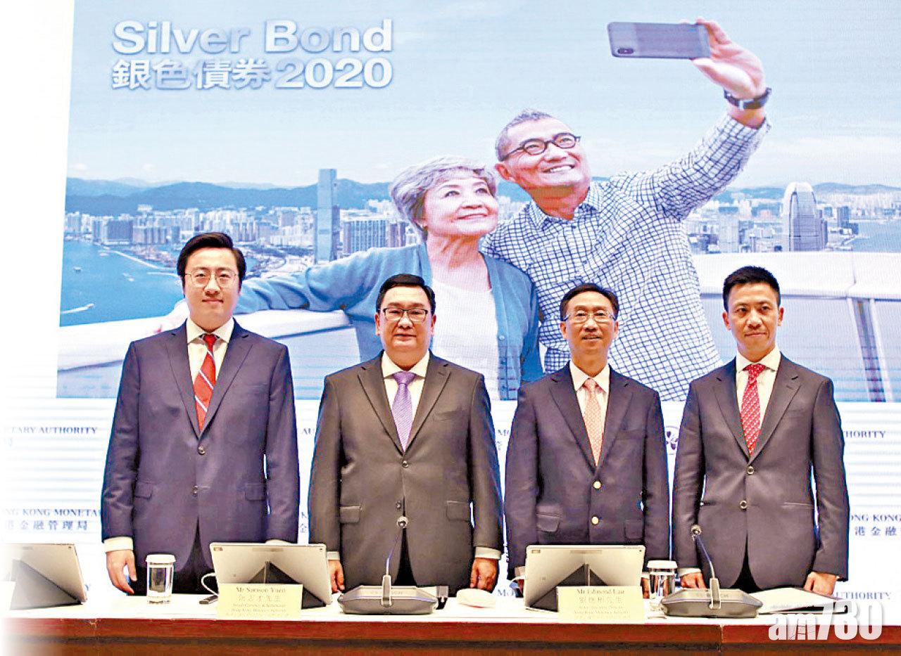 劉應彬(左3)指增發行額吸引更多人認購。(林俊源攝)