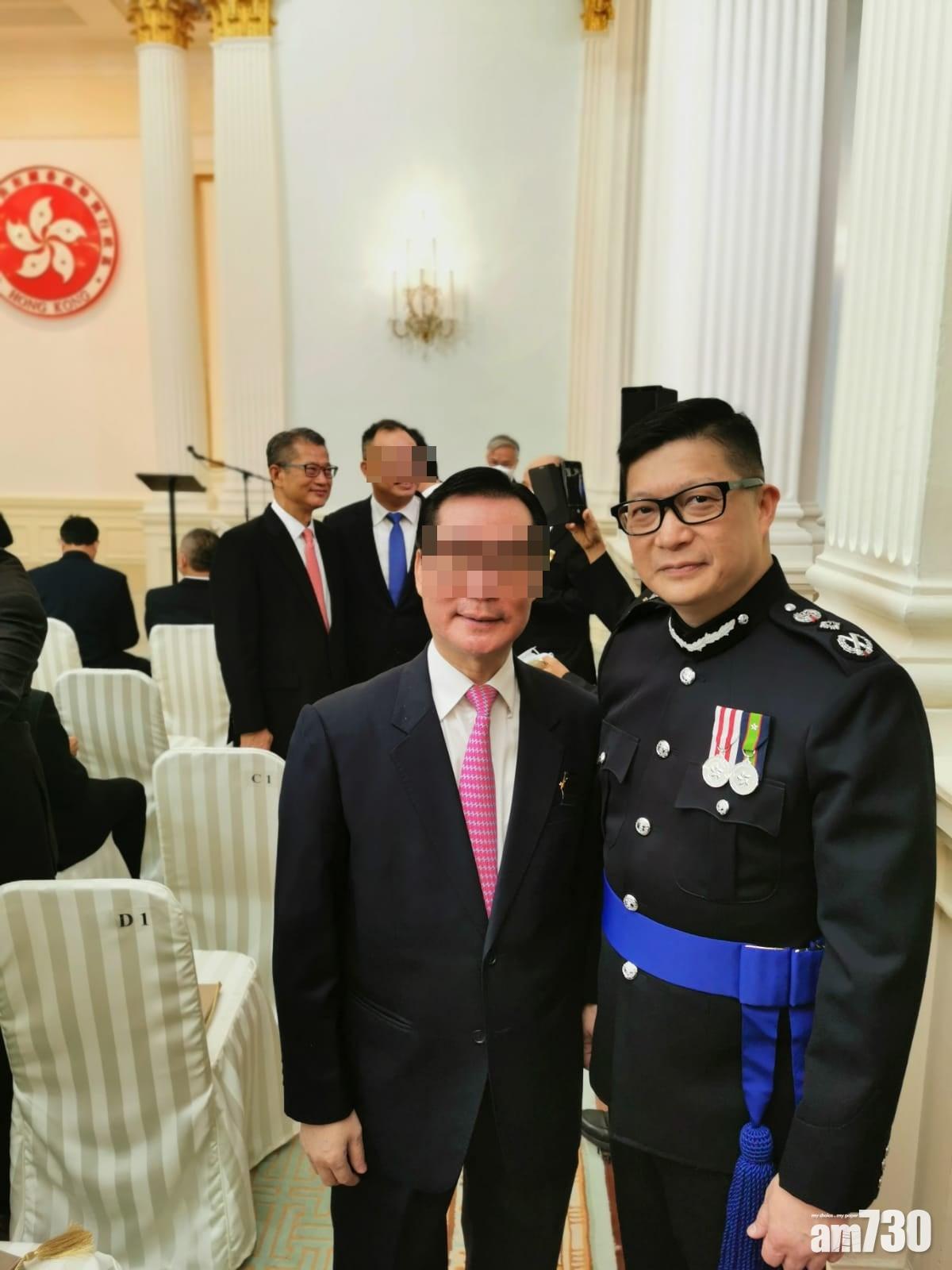 陳茂波(後排左一)及鄧炳強(前排右一)在禮賓府宴會廳內沒有戴口罩。(網上圖片)