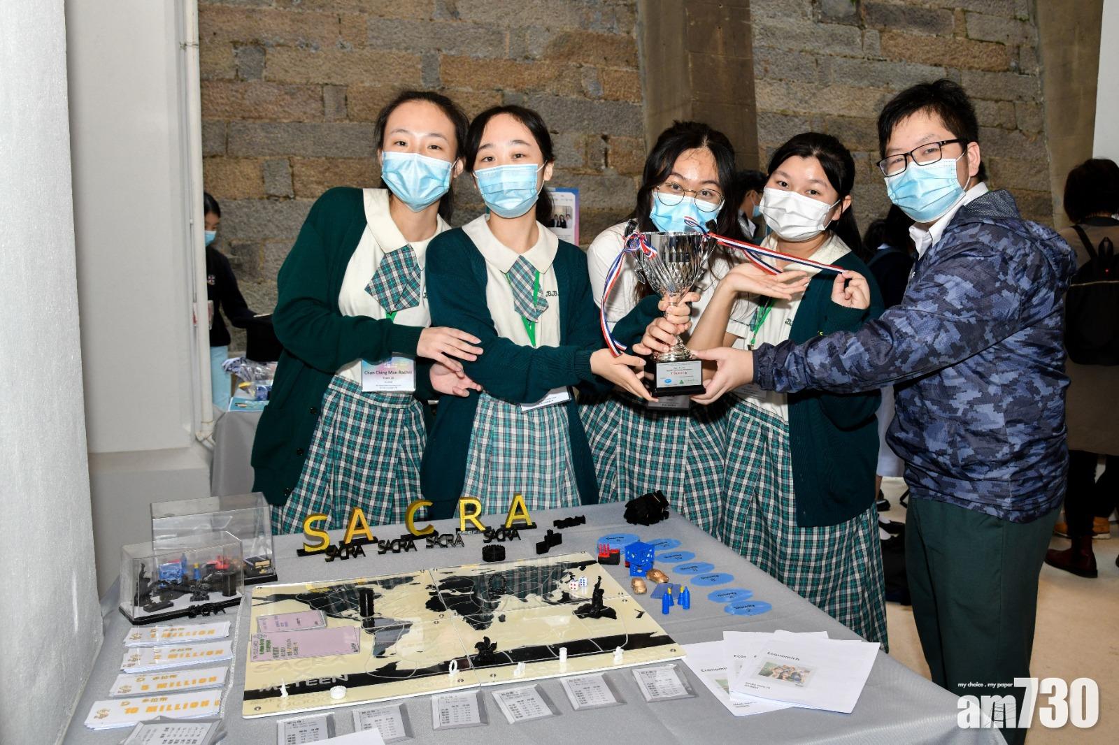 聖公會白約翰會督中學以遊戲名「ECONOMICH」獲得亞軍。左起為陳靜雯、張希朗、陳敏靖、李紫蔚和楊尚餘。