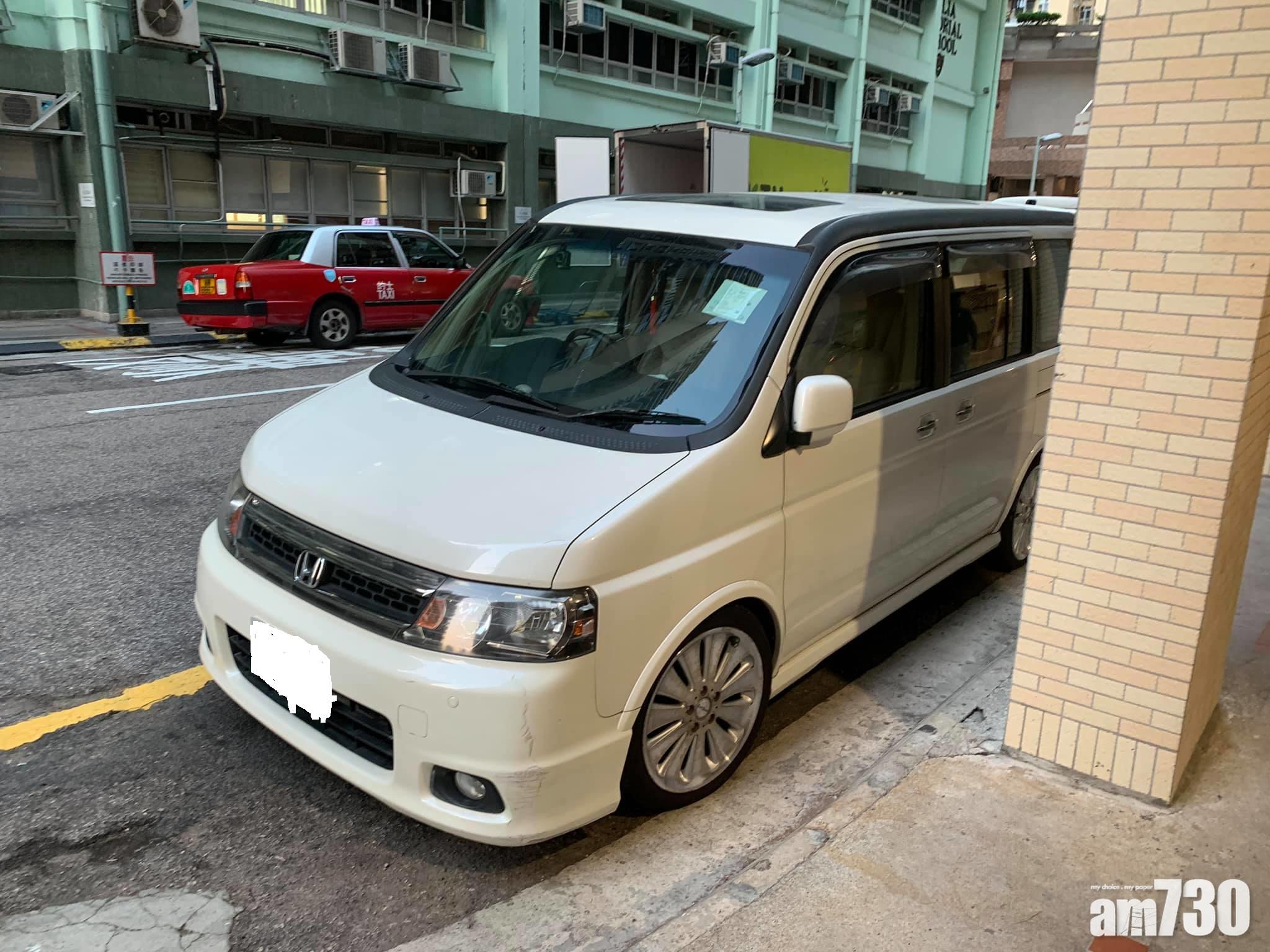 被指條軨鎖唔到的七人車。(網民Nik Estnos@FB群組「Mei Foo 美孚」)