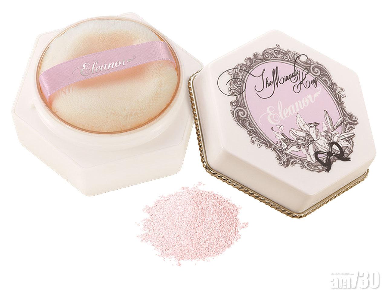 魔幻鑰匙柔滑無瑕蜜粉(#03粉紅膚色) $89 (b)
用於粉底之後,以粉撲或碎粉掃沾取,並輕按在肌膚上,讓碎粉與肌膚融合;添加的絲絨妝效,即使單獨使用,亦具遮瑕和改善氣色的效果。