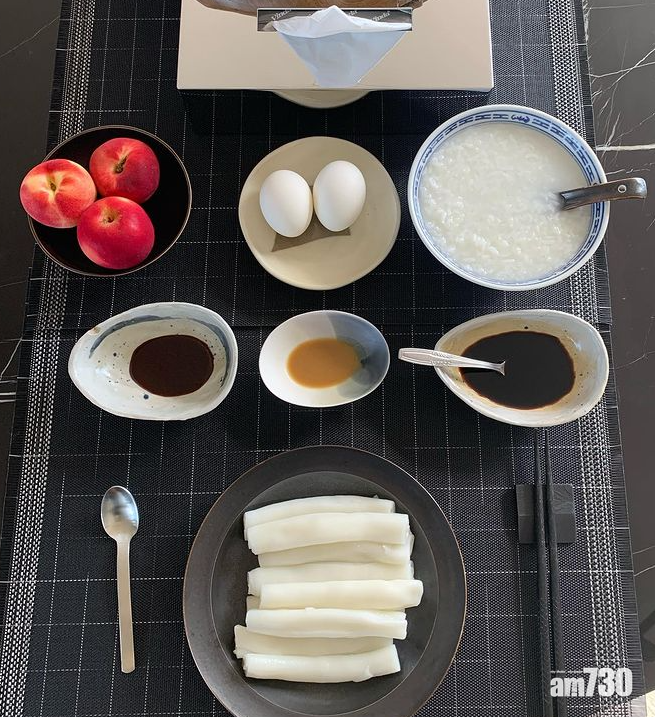 軒仔睡眼惺忪的走近飯枱,見到擺得整齊的食物,整個人睡醒。(IG@hinscheung)
