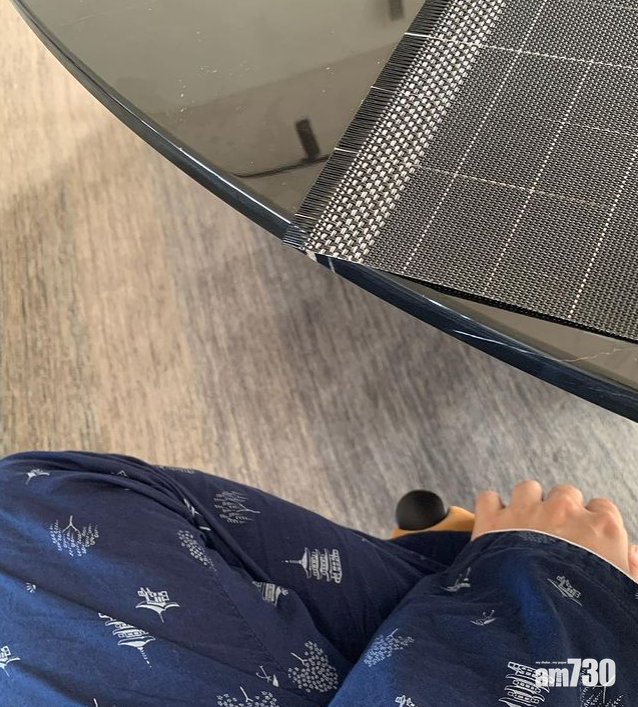 軒仔抵死地自嘲,身穿的睡衣最適合枱上的貢品,真係百無禁忌。 (IG@hinscheung)