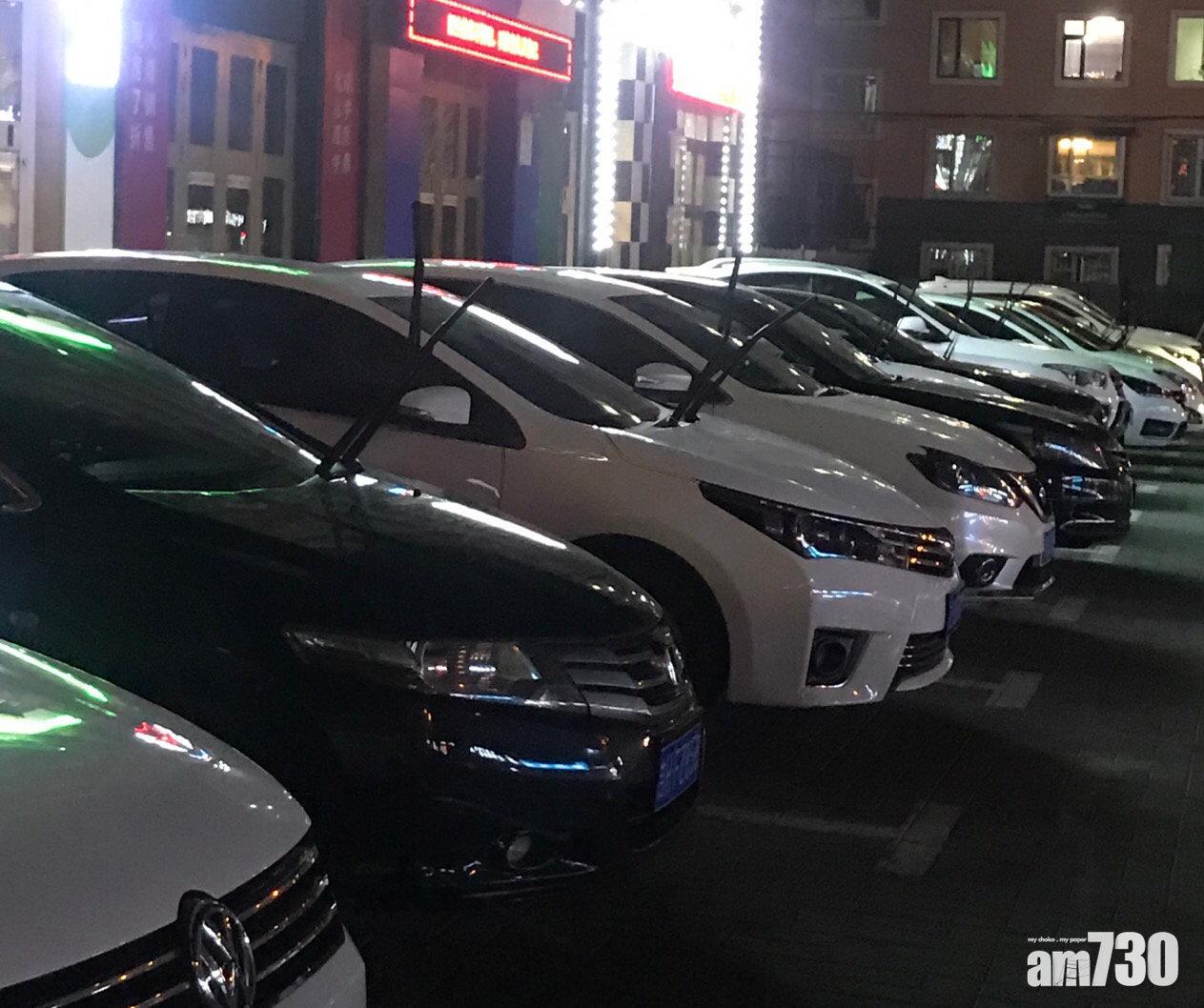 多輛私家車擋風玻璃前一對雨刷豎直,引多大批網民留言。(互聯網)