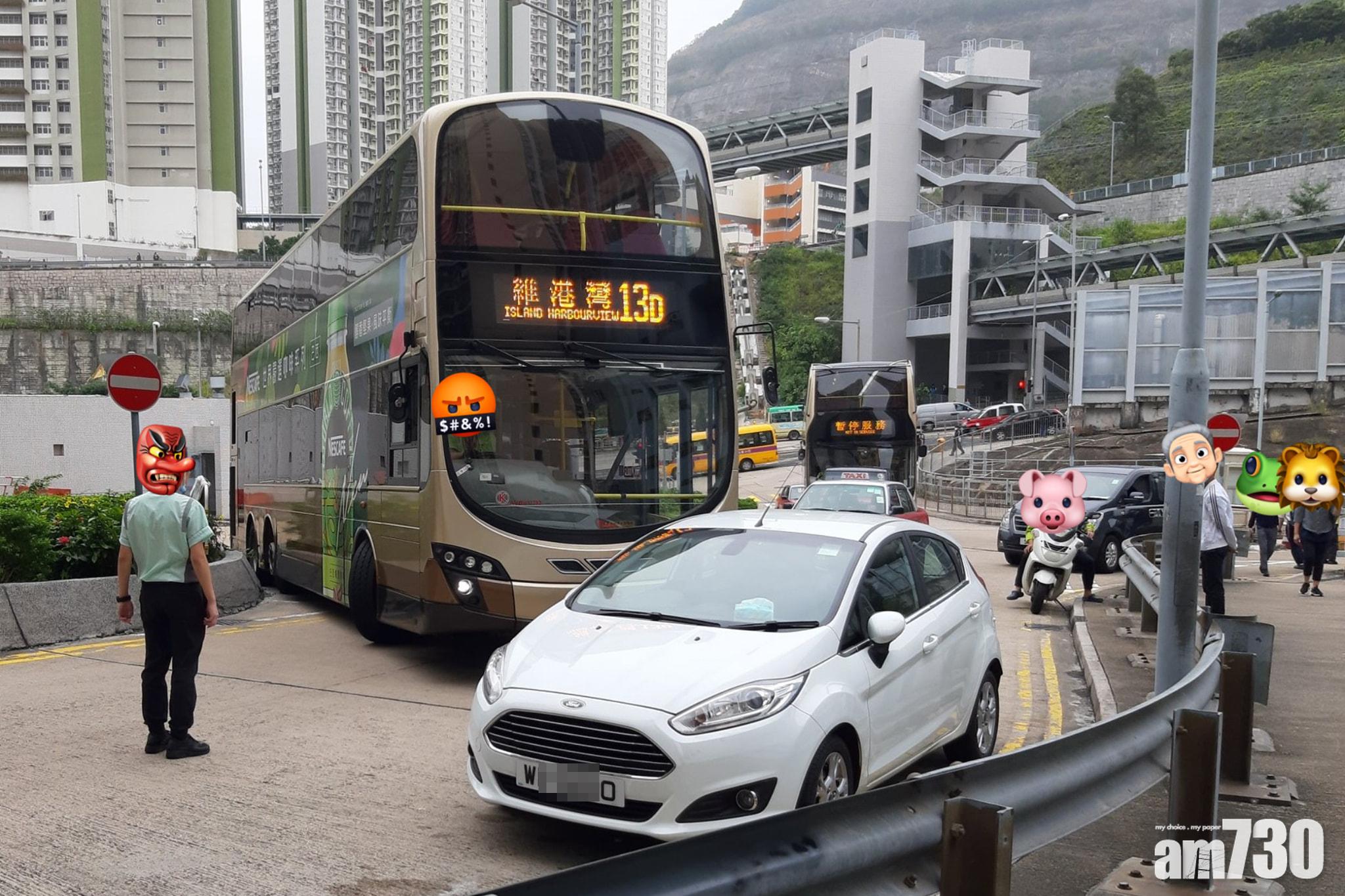 一輛巴士被違泊私家車阻礙轉彎。(網民「東剎那」@FB群組「香港突發事故報料區」)