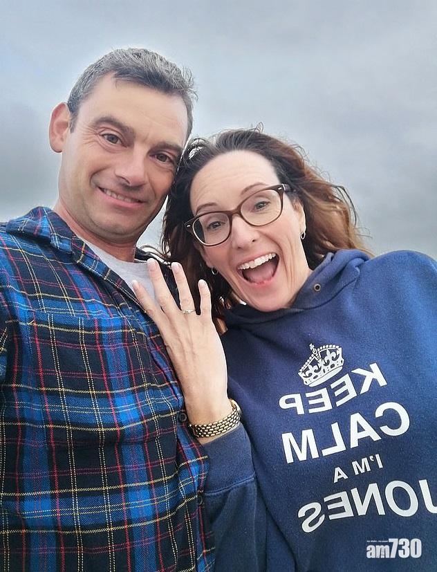鍾斯送給邁爾斯的求婚戒指甚具意義。(互聯網)