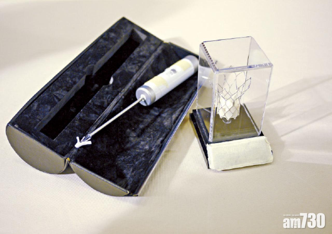 治療瓣膜性心臟病的儀器記憶金屬夾MitraClip(左)和支架連人工心瓣(右)。