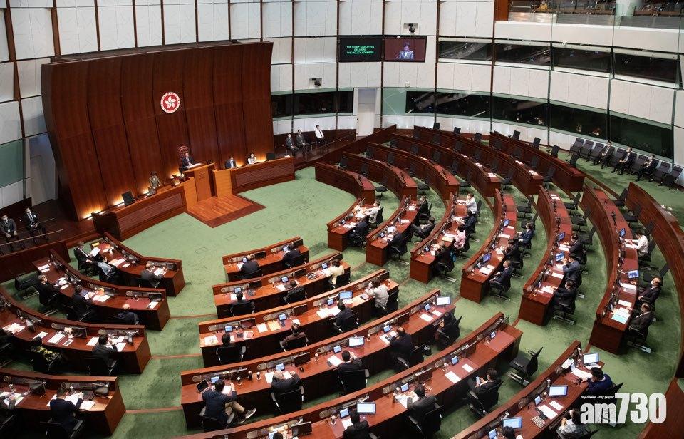 林鄭指港珠澳大橋香港口岸工島發展自動化停車場,並推展航天走廊。(蘇文傑攝)