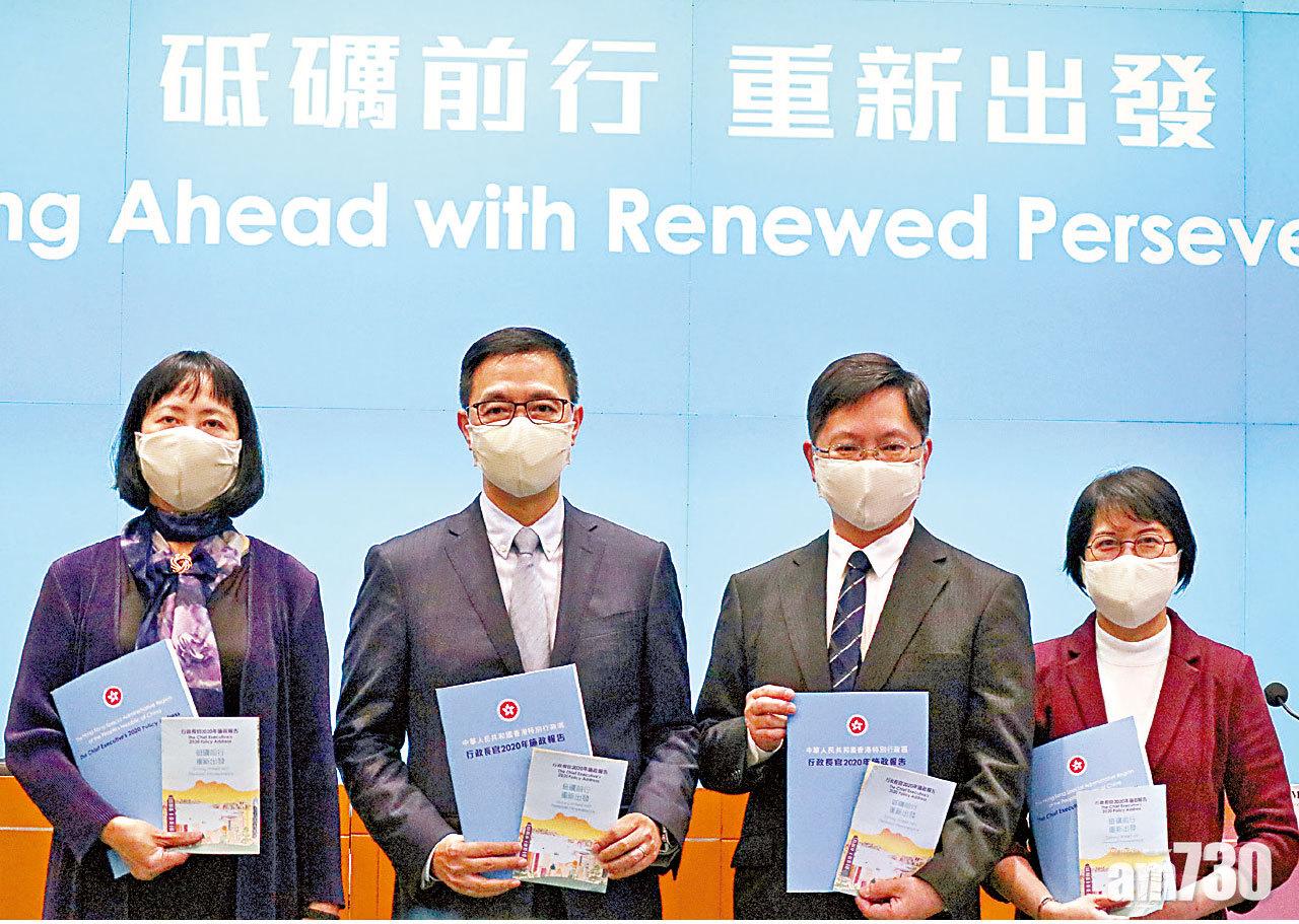 楊潤雄(左二)與創科局長薛永恒一同交代施政報告相關範疇及措施。(鍾式明攝)