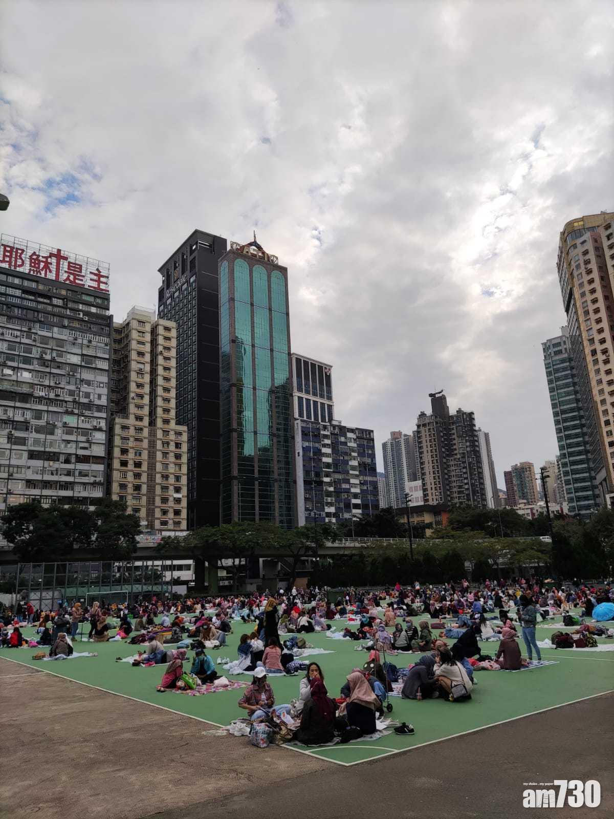 【新冠肺炎】市民到檢測中心輪候 維園球場續有外傭聚會