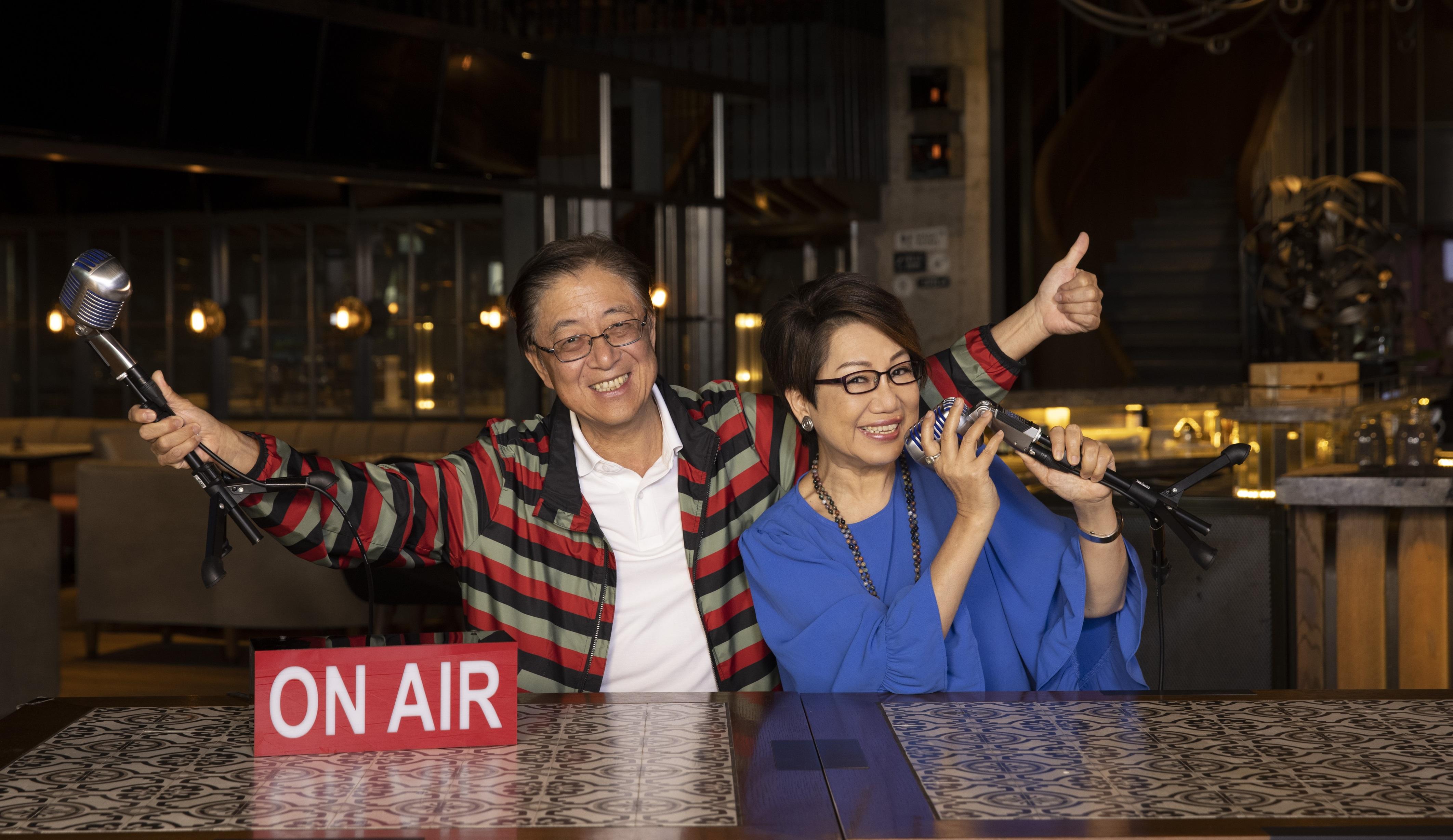ON AIR 燈箱原本是呼應二人任DJ的道具,喜見張氏夫婦一埋位即自動波你問我答,如做電台節目般自然。