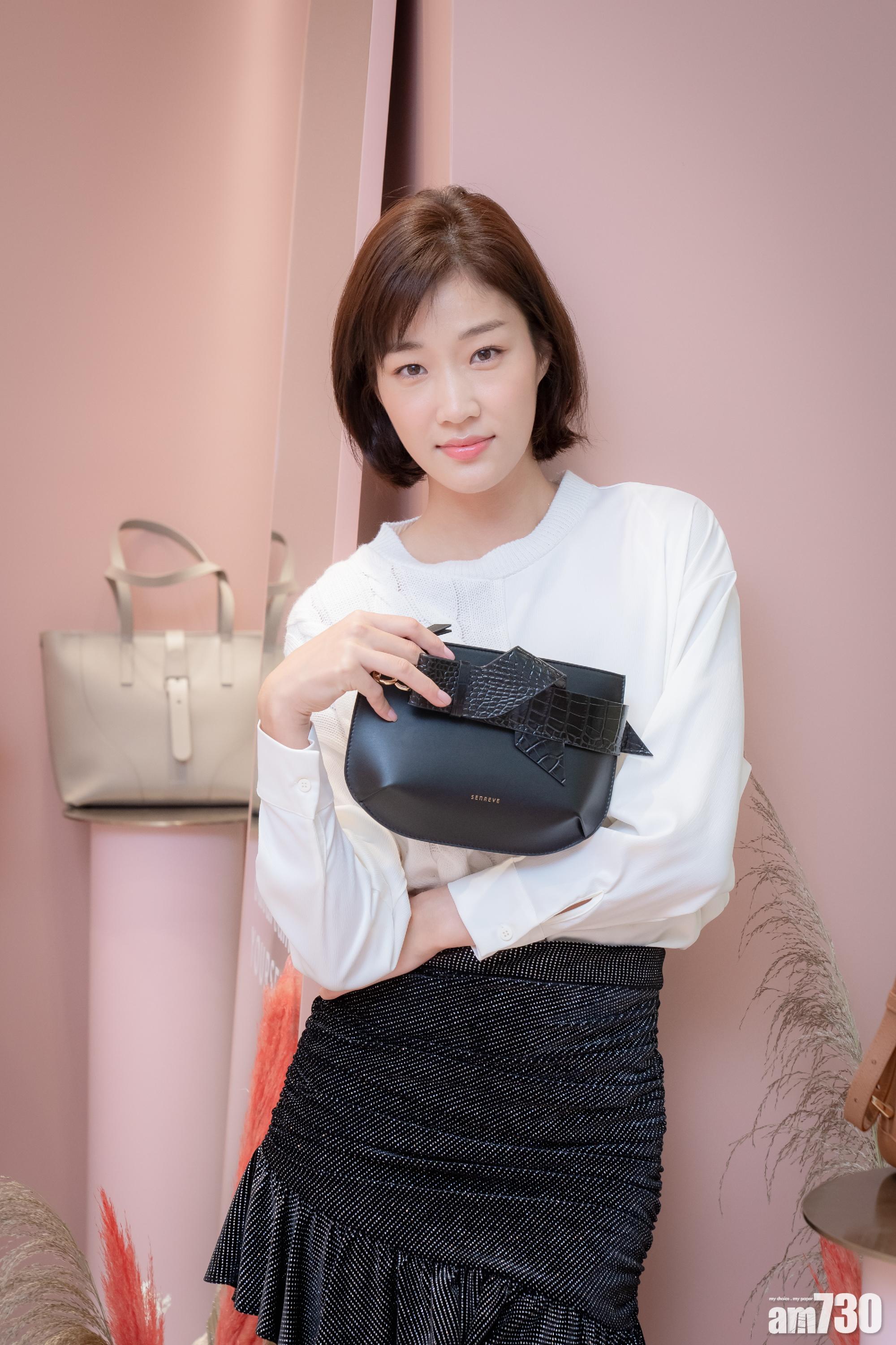 另一新袋款Poema Pouch,可當作手拿包、單肩包或手腕袋使用,聖誕大小派對,正好派上用場。