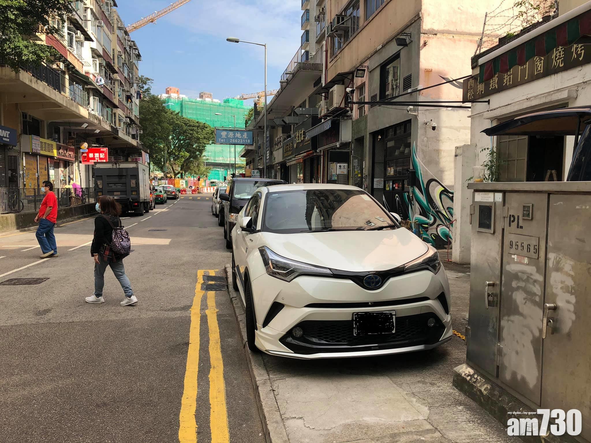 一輛白色私家車在大埔東昌街泊上行人路。(Ken Chan@Facebook群組「Tai Po 大埔」)