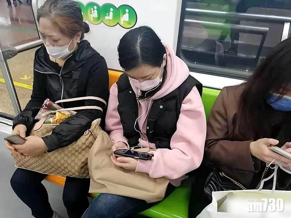 新規實施首日,上海地鐵不少乘客煲劇聽歌時都有用耳機。(互聯網)
