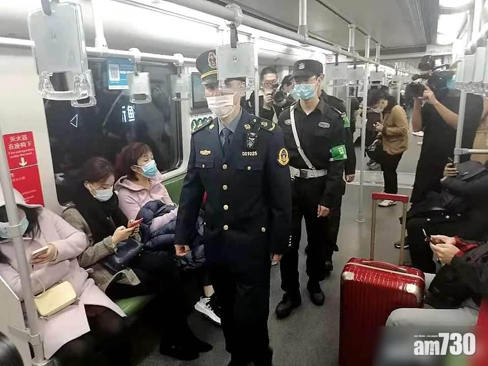 上海軌道交通行政執法大隊隊員在車廂內巡查。(互聯網)