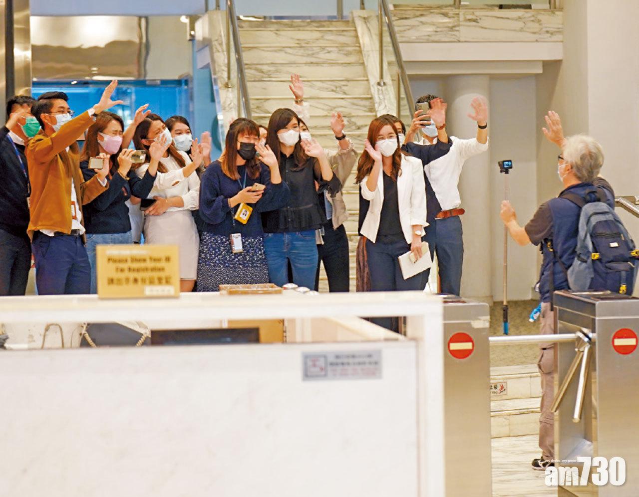 部分辭職抗議的港聞組記者昨午向被裁攝影同事道別。(陳奕釗攝)