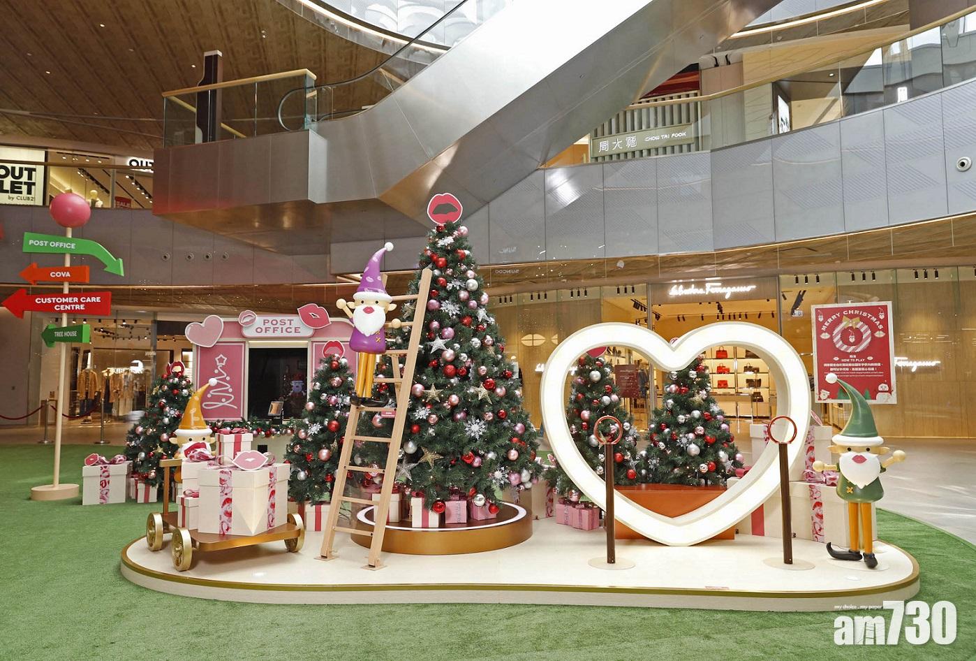 巨型的「親親聖誕樹」,把一個個小親親掛在樹上獻給相愛的人們。