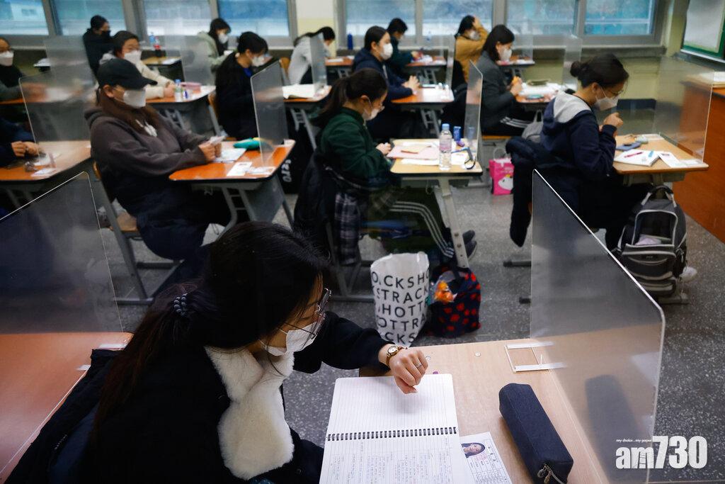 南韓疫情下如期舉行大學聯考。(美聯社)