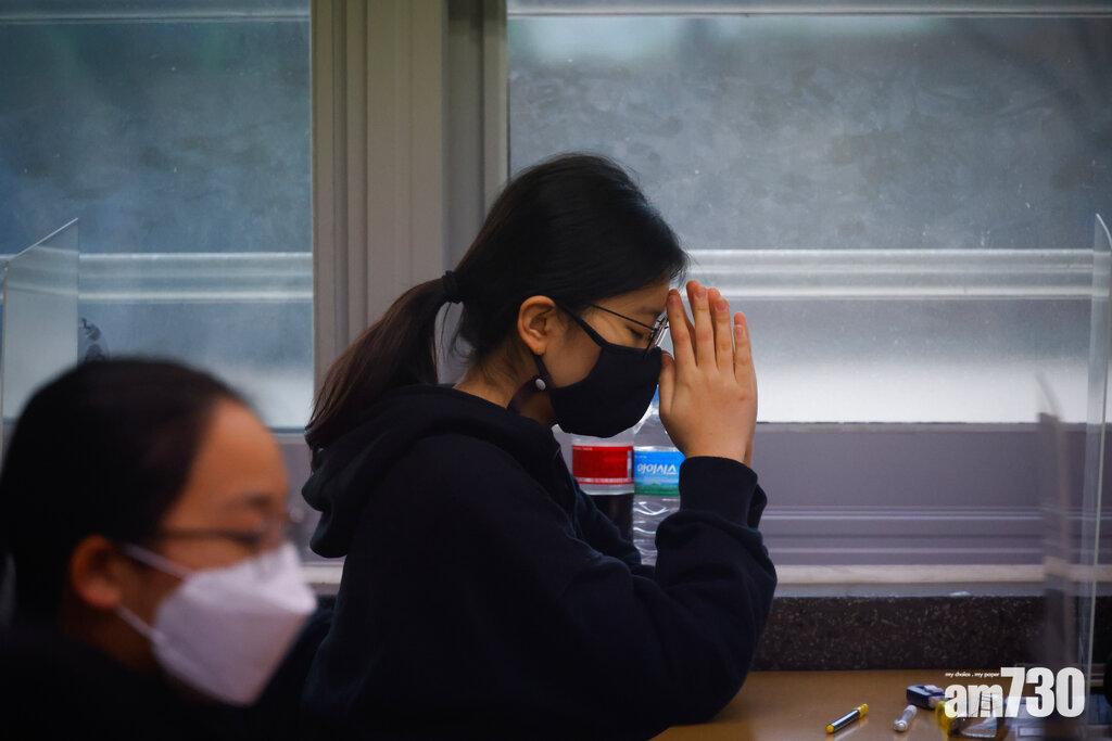 考生祈求取得好成績。(美聯社)