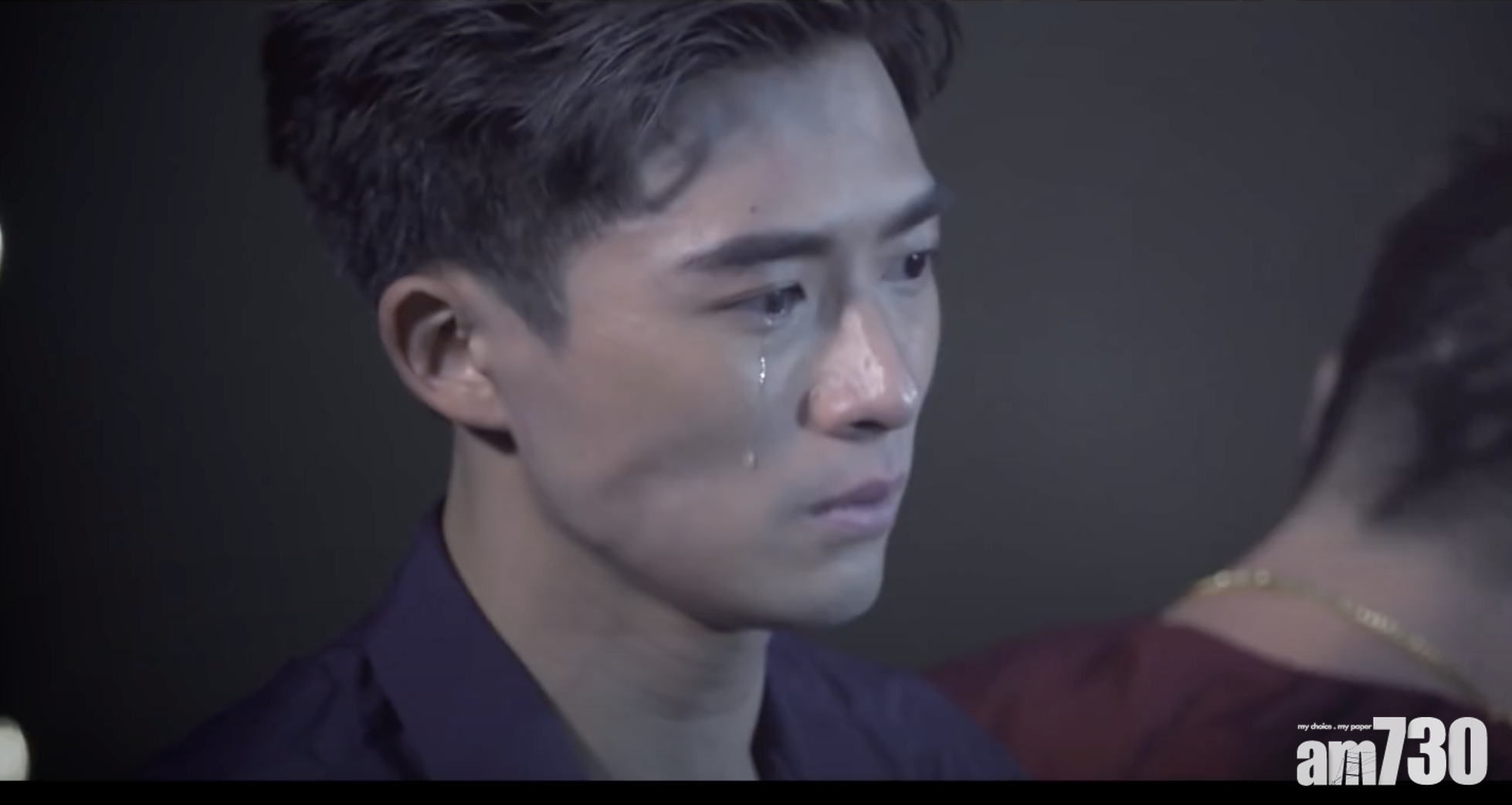 Frankie這一滴淚被粉絲稱為「皮皮的傳奇眼淚。」Stanley 則笑指,因為Frankie靚仔才被放入MV裡。」